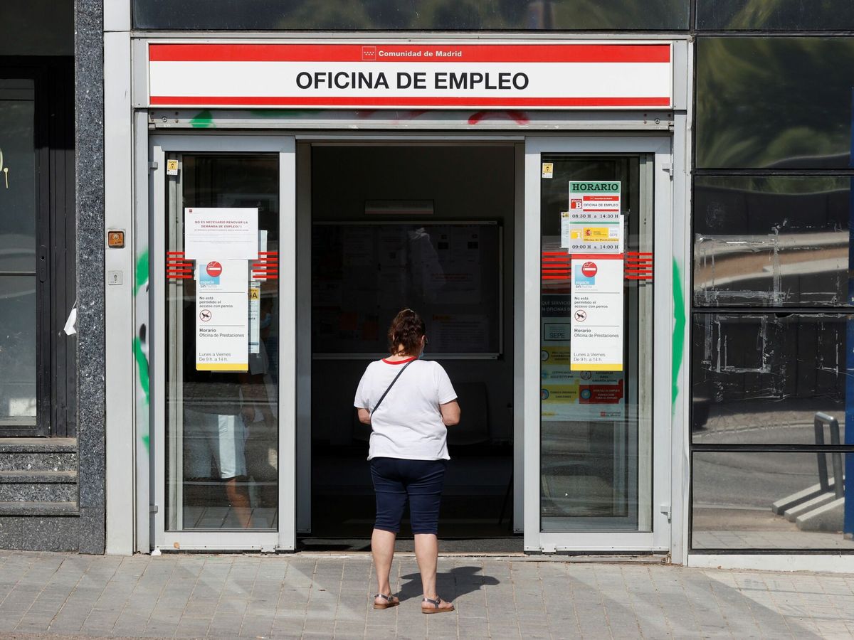 Foto: Una mujer aguarda a las puertas de una oficina de empleo en Madrid. (EFE/Juan Carlos Hidalgo)