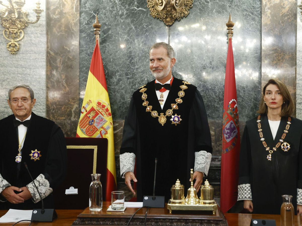 Foto: El rey Felipe VI (c) acompañado por el presidente interino del Tribunal Supremo, Francisco Marín Castán (i), y de la ministra de Justicia en funciones, Pilar Llop. (EFE)