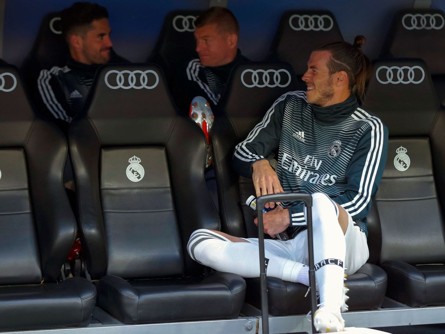 Bale se ríe en el banquillo durante el partido contra el Betis. (EFE)