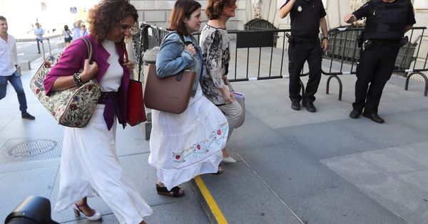 Foto: Carmen Calvo, con Adriana Lastra y María Jesús Montero, el pasado 5 de septiembre a su llegada a la reunión con Unidas Podemos en el Congreso. (EFE)