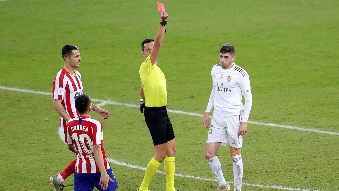 El colegiado Sánchez Martínez muestra la tarjeta roja a Federico Valverde. (EFE/Juanjo Martín).