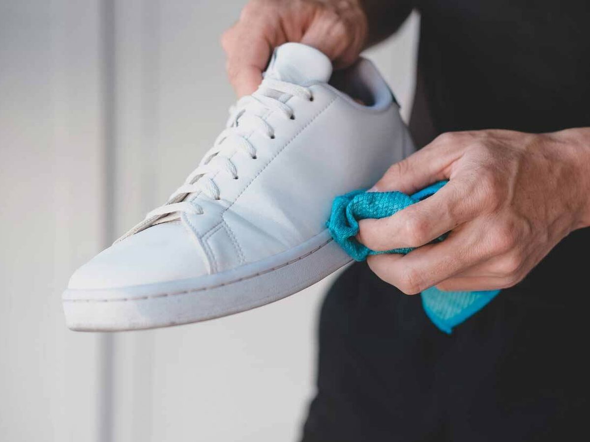 Cómo limpiar los zapatos blancos con agua oxigenada?