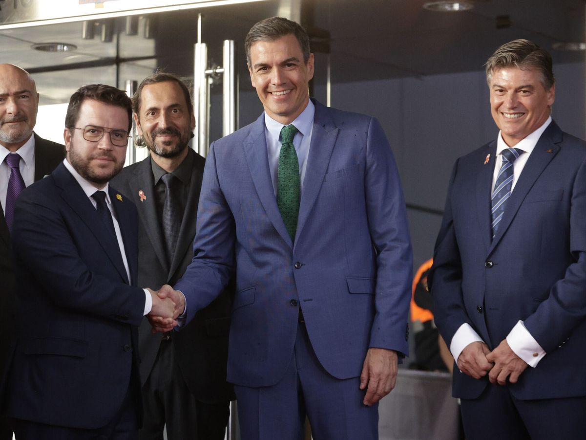 Foto: El presidente del Gobierno, Pedro Sánchez (c), y el de la Generalitat, Pere Aragonès (2i), se saludan en el acto de entrega de los premios Pimec. EFE/Quique García