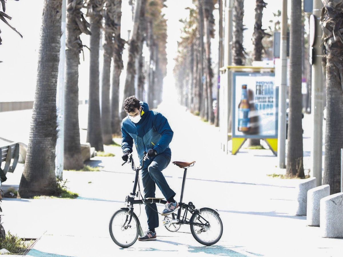 Foto: Una persona monta en bicicleta en el paseo marítimo de Barcelona (EFE)