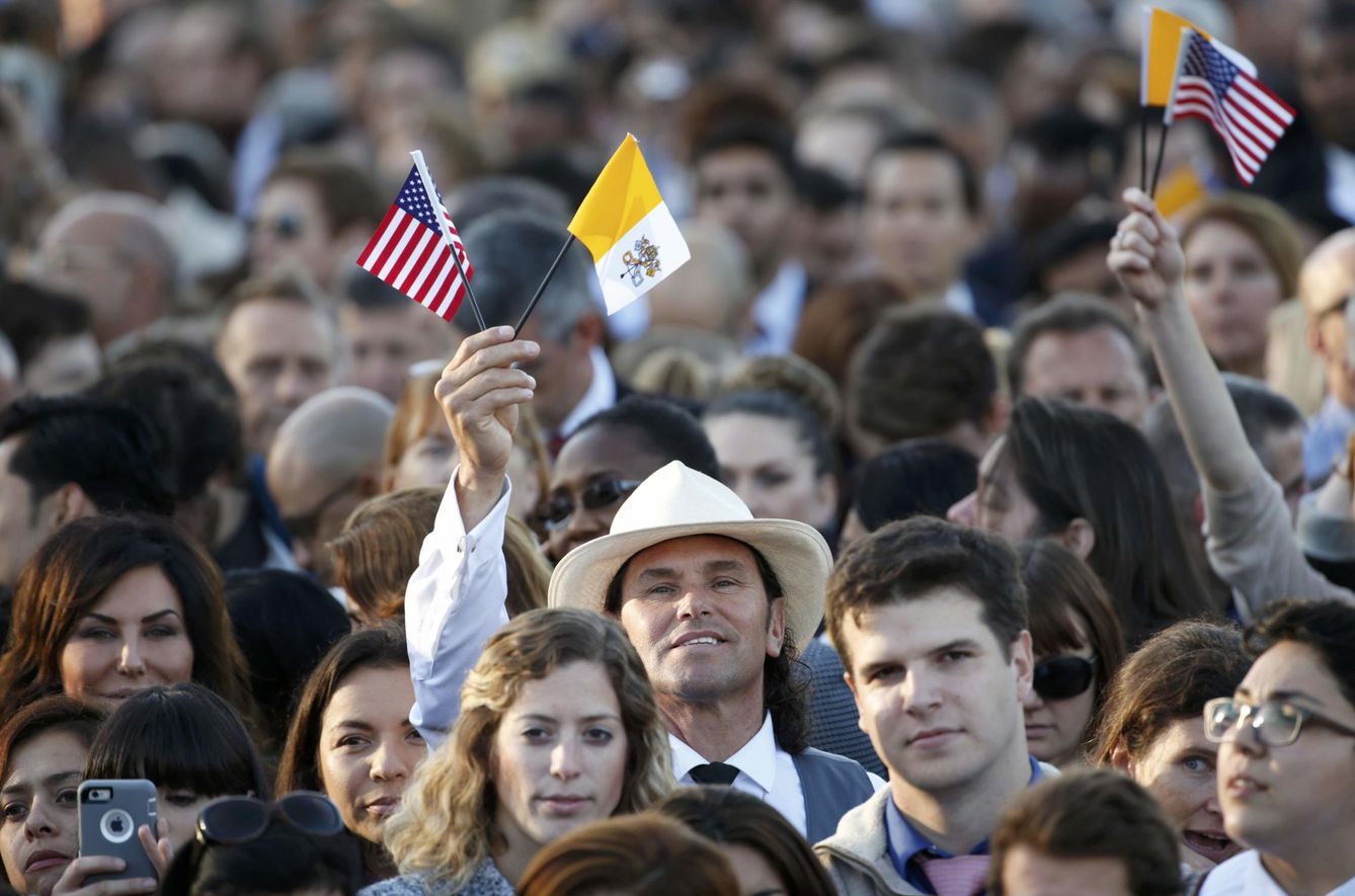 Estadounidenses se congregan ante la Casa Blanca por la llegada del papa Francisco. (Reuters)