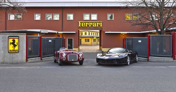 Foto: El primer y el último Ferrari en la puerta de Maranello.