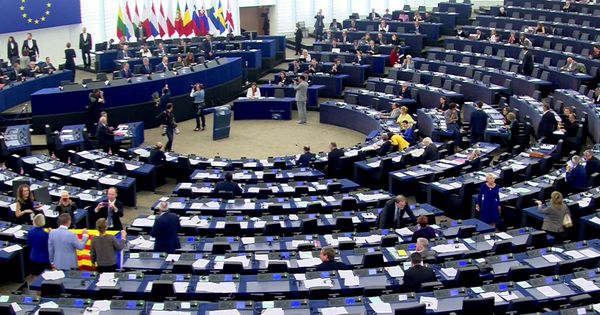 Foto: Imagen del Parlamento Europeo, con una estelada en los asientos. (Reuters)