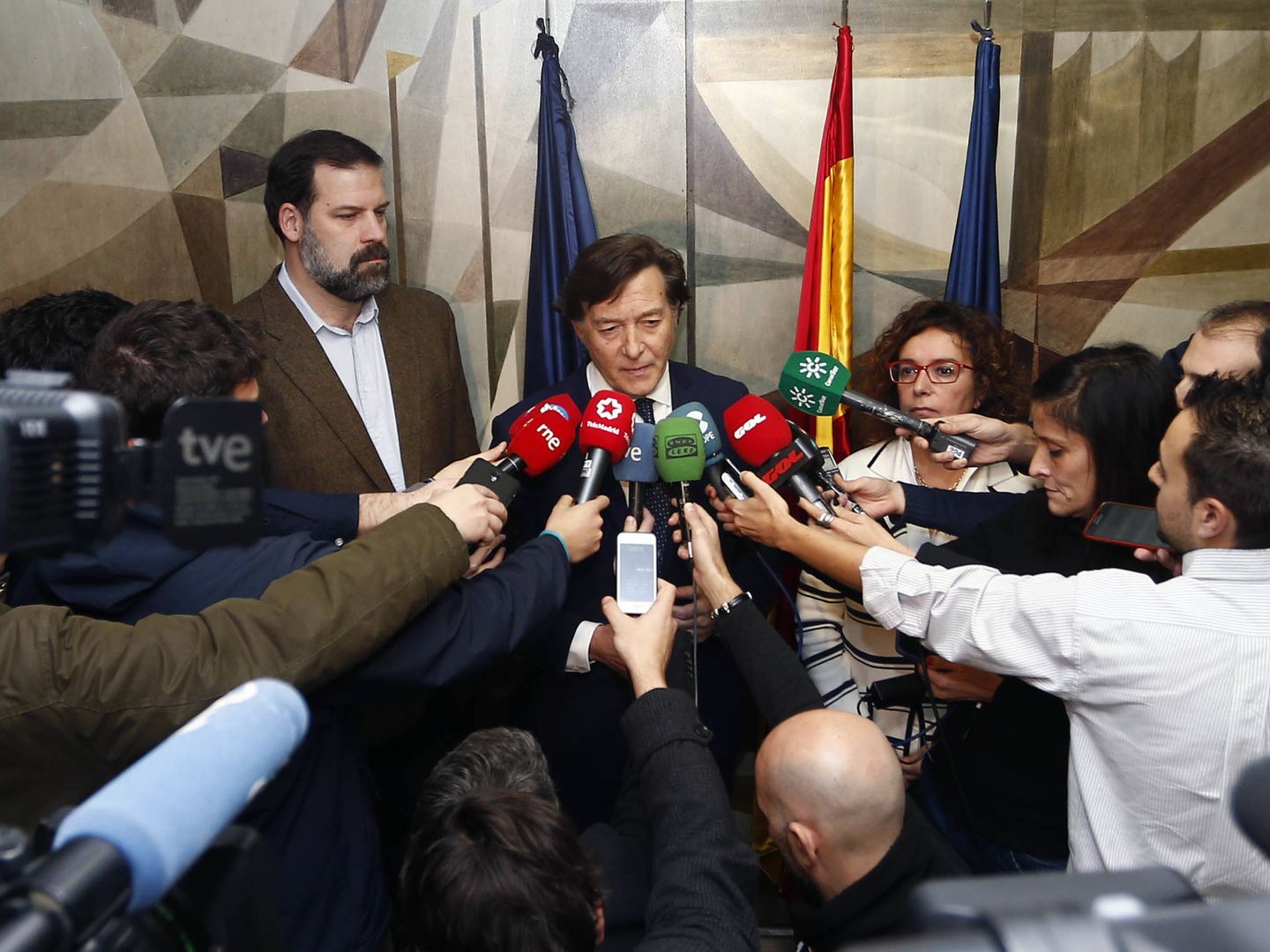 José Ramón Lete (c) compareció ante la prensa junto a Esther Queraltó (d) y Alfonso Reyes (i). (ACB Photo)