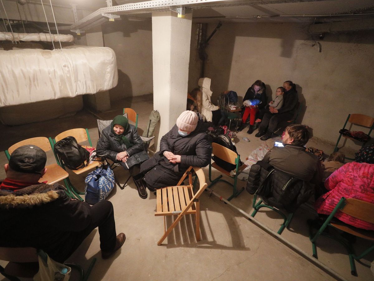 Foto: Ciudadanos ucranianos se refugian en el sótano de un colegio en Kiev. (EFE/ EPA/ Sergey Dolzhenko)