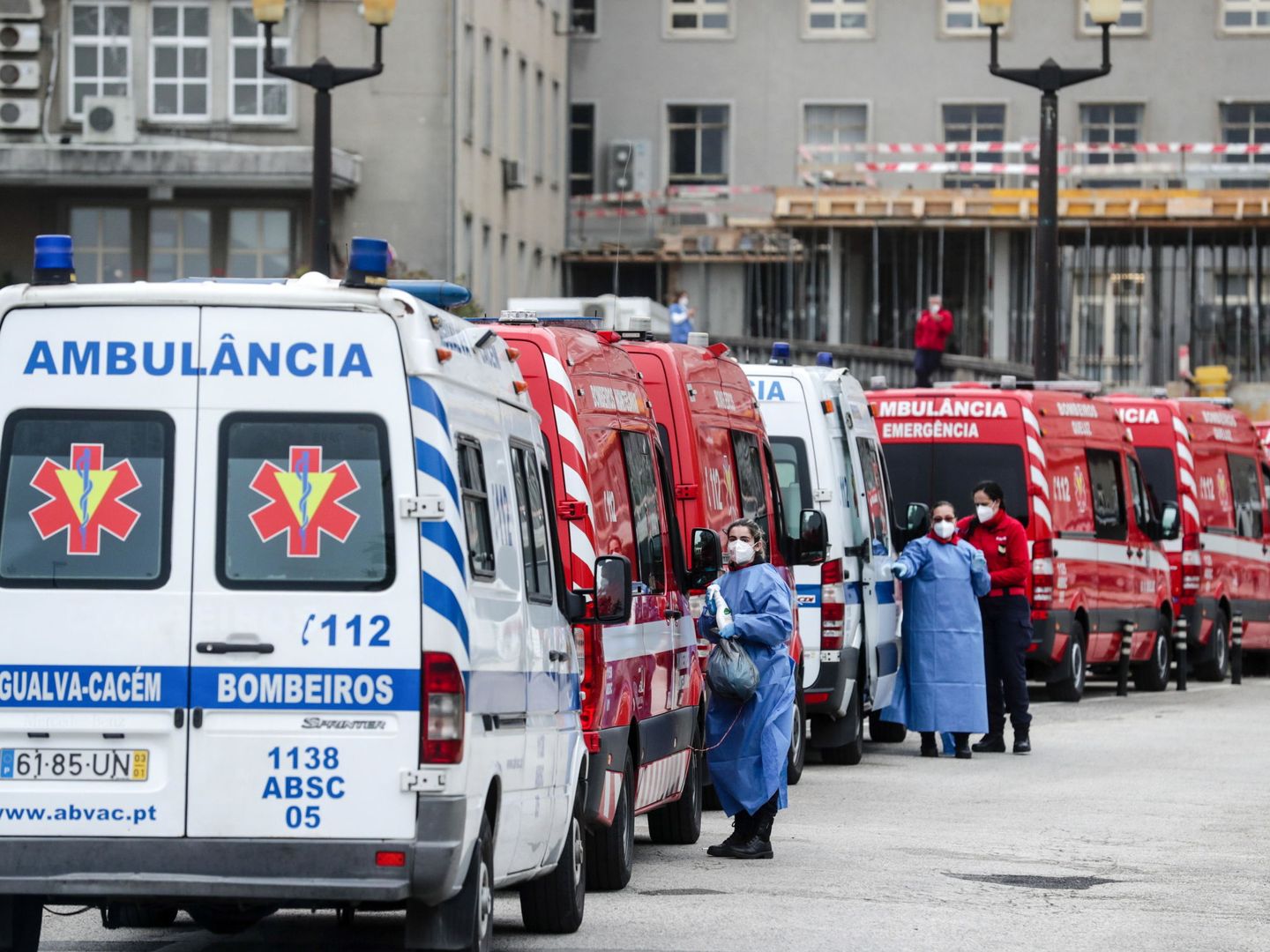 Colas de ambulancias en el Hospital Santa Maria de Lisboa este 29 de enero. (EFE)