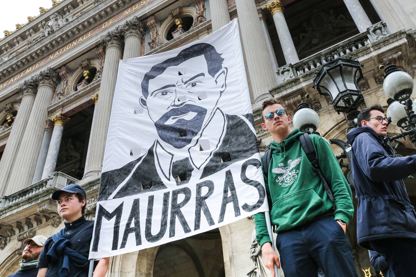 Dos jo?venes sostienen una tela con el retrato de Charles Maurras, ideólogo del movimiento Accio?n Francesa. (Teresa Sua?rez)