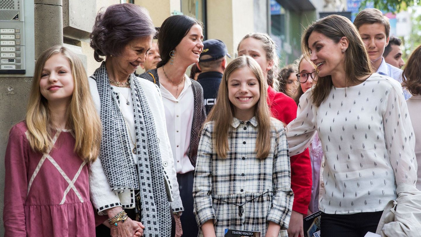 La Reina Letizia y la Reina Sofía, junto a la princesa de Asturias y la infanta Sofía, Victoria Federica, e Irene Urdangarín en una imagen de archivo. (EFE)