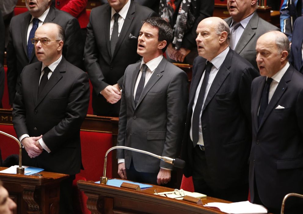 Foto: El primer ministro galo, Manuel Valls (2i) canta el himno nacional durante una sesión en la Asamblea Nacional. (Reuters)