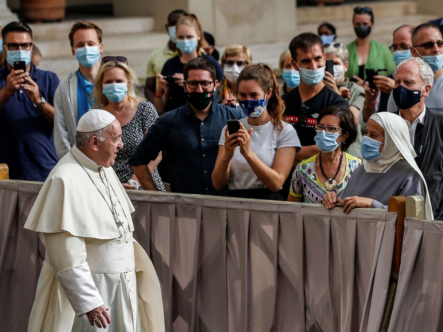 El papa Francisco saluda a los fieles. (Reuters)