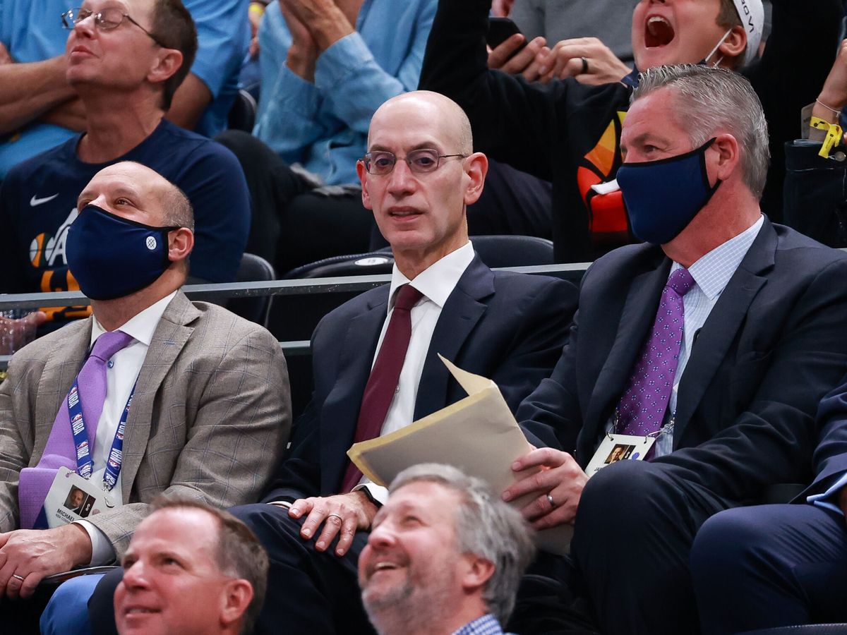 Foto: Adam Silver, comisionado de la NBA, sin mascarilla. (Reuters)