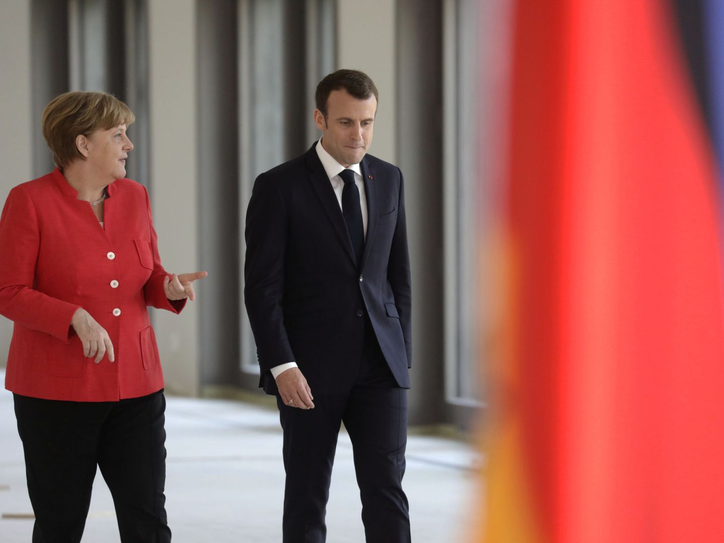 Merkel y el presidente francés Emmanuel Macron en el edificio del Humboldt Forum en Berlín, el 19 de abril de 2018. (Reuters)