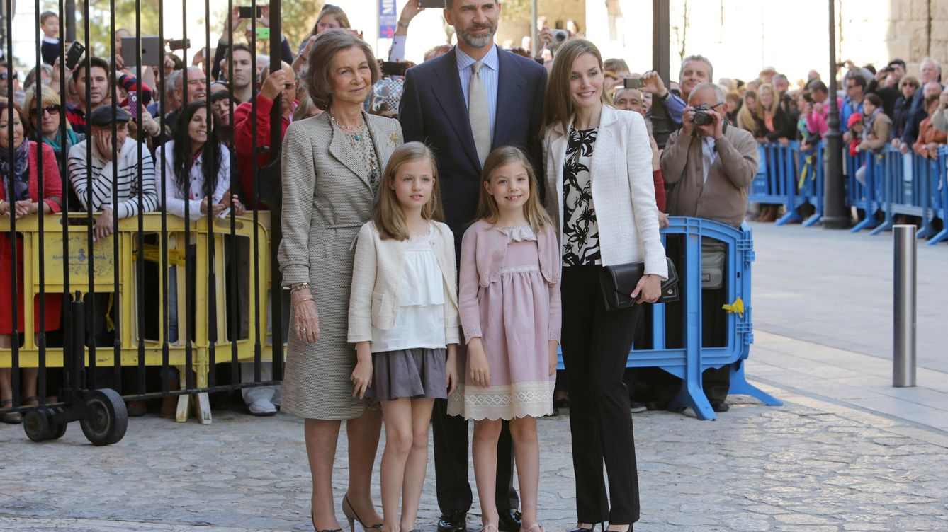 Foto: Los Reyes de España junto a sus hijas y Doña Sofía en la Misa de Pascua de 2015 (Gtres)