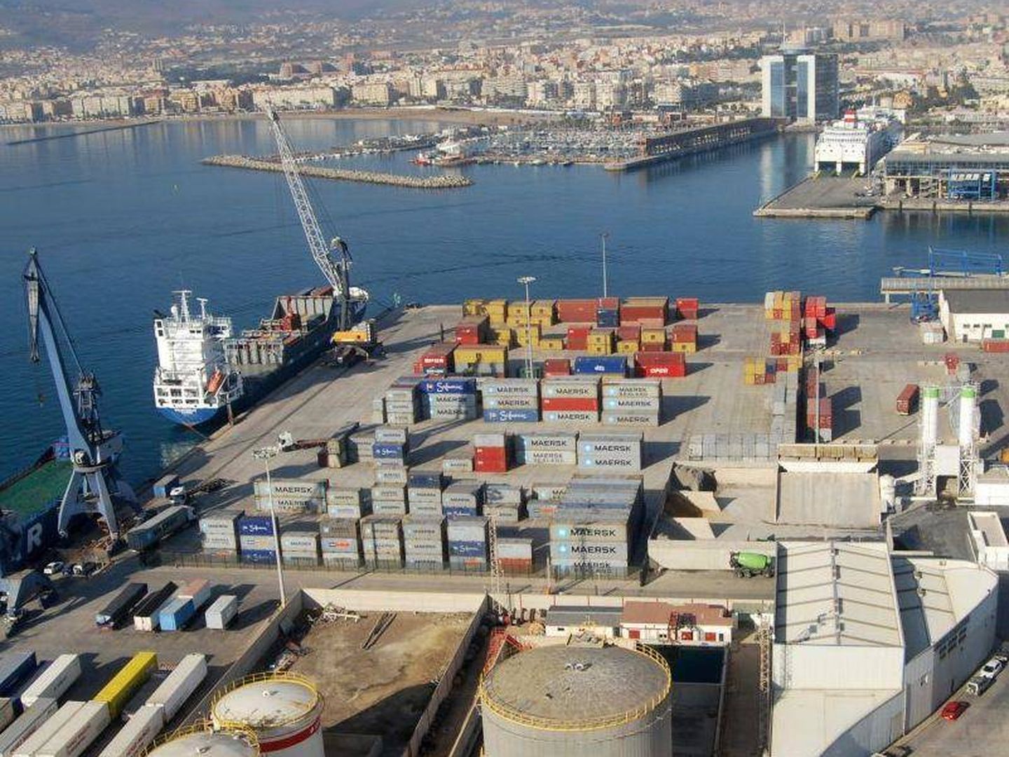 Imagen aérea de los contenedores del puerto de Melilla hace poco más de un año.