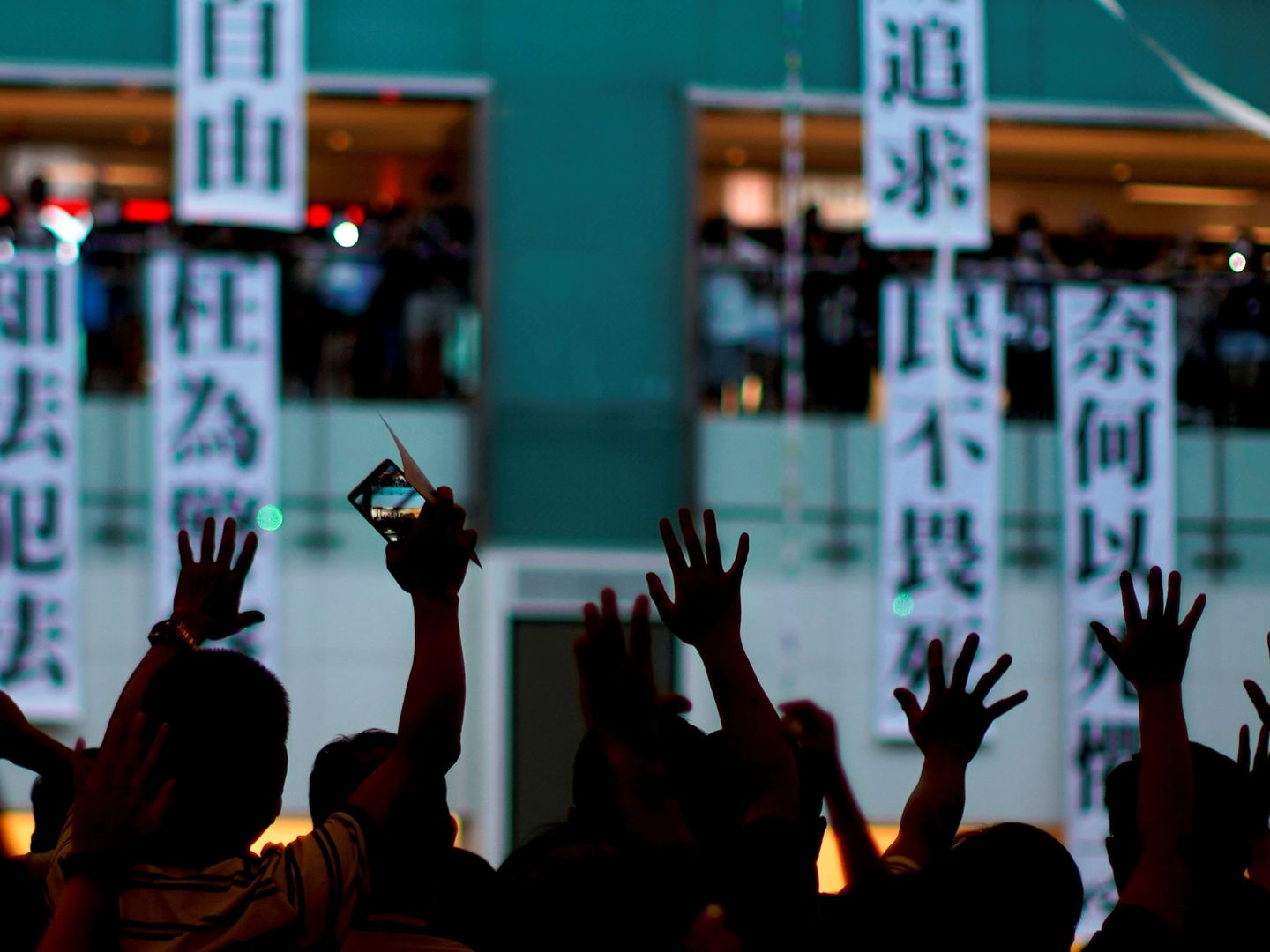 Manifestantes en un centro comercial de Hong Kong. (Reuters)