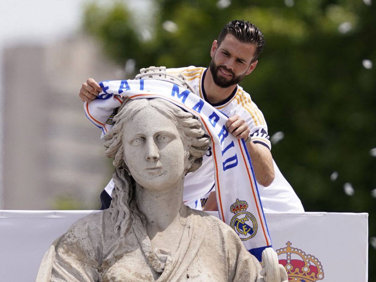 Foto: Nacho, capitán del Real Madrid, pone la bufanda a la Cibeles. (REUTERS Ana Beltrán)