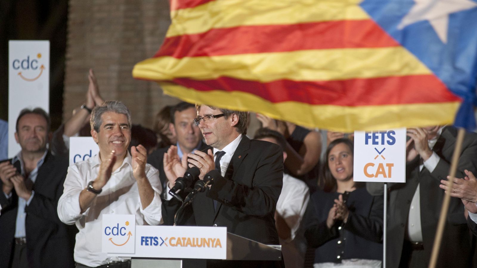 Foto:  El presidente de la Generalitat, Carles Puigdemont (2i), y el candidato al Congreso por Barcelona, Francesc Homs (i), durante el inicio de campaña electoral. (EFE)