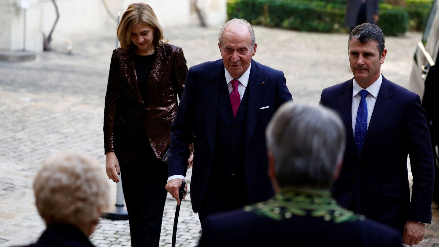 Juan Carlos y la infanta Cristina apoyan a Vargas Llosa en París. (Reuters)