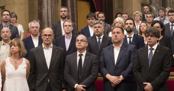 Foto: El presidente de la Generalitat, Carles Puigdemont, su vicepresidente, Oriol Junqueras, el conseller de Presidencia, Jordi Turull, y otros miembros del Govern. (Efe) 
