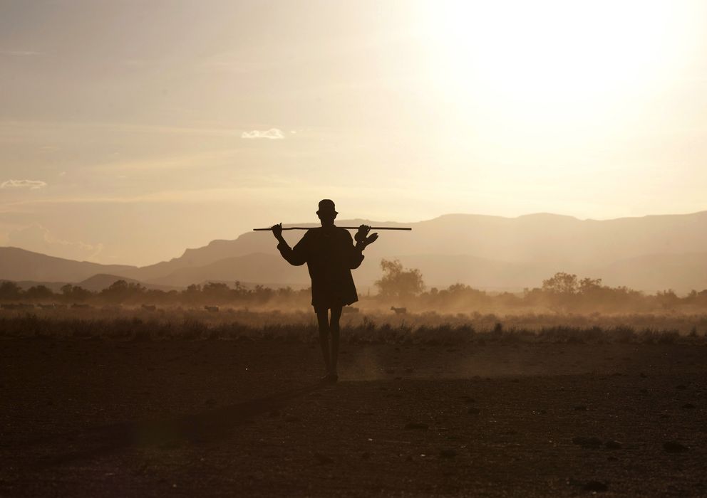 Foto: Un hombre camina por la región fronteriza de Kenia del Triángulo de Ilemi. Es un turkana, una tribu de pastores nómadas (Reuters).