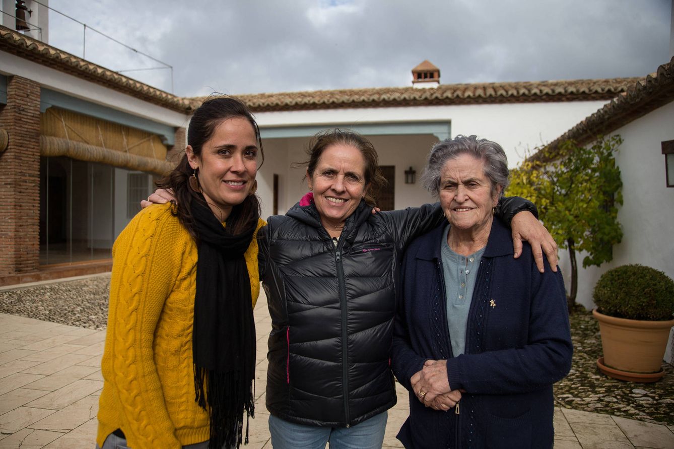 Pepa Rosado, Paqui Gutiérrez y Sara Oñate, tres generaciones de mujeres de una misma familia. (Fernando Ruso)