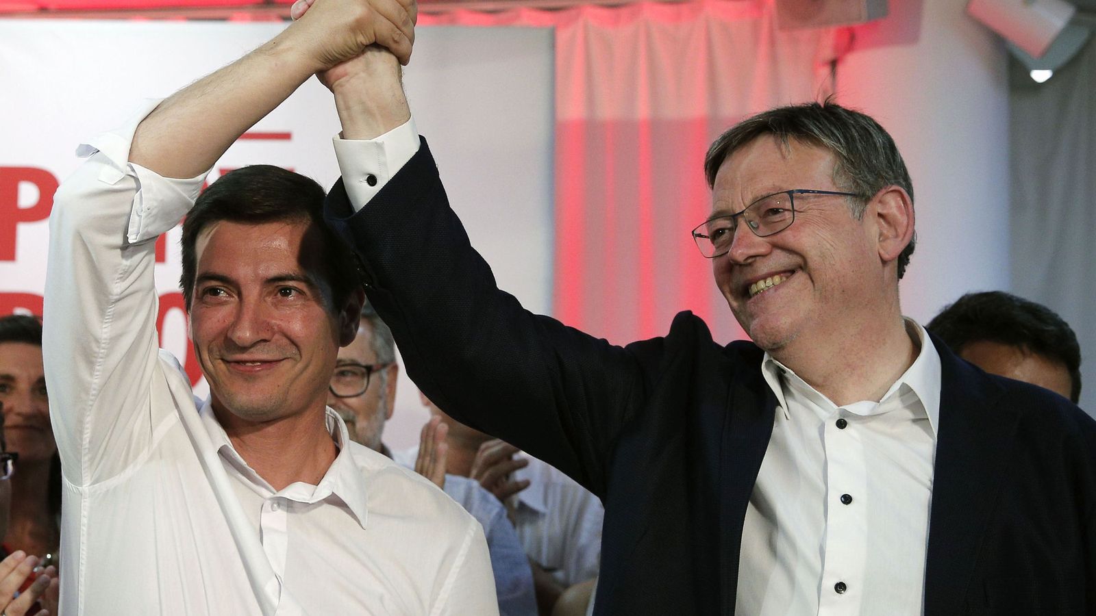 Foto: Rafa García (i), alcalde de Burjassot, felicita a Ximo Puig, el vencedor de las primarias del PSPV-PSOE de este domingo. (EFE)