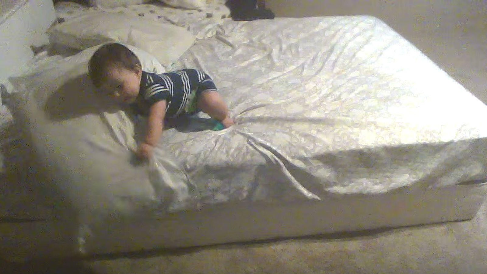 Foto: El bebé intenta (y consigue) escapar de la cama