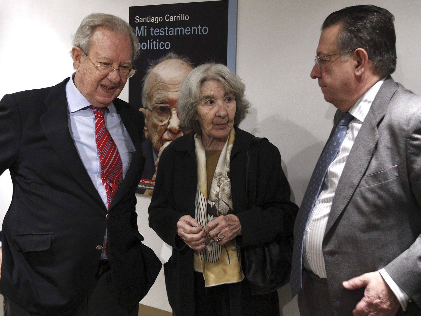 Raúl Morodo (i) en la presentación del libro póstumo de Santiago Carrillo 'Mi testamento político'. (EFE)