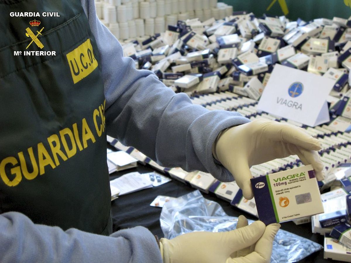 Foto: Incautación policial de un lote de 90.000 pastillas de Viagra falsa. (EFE)