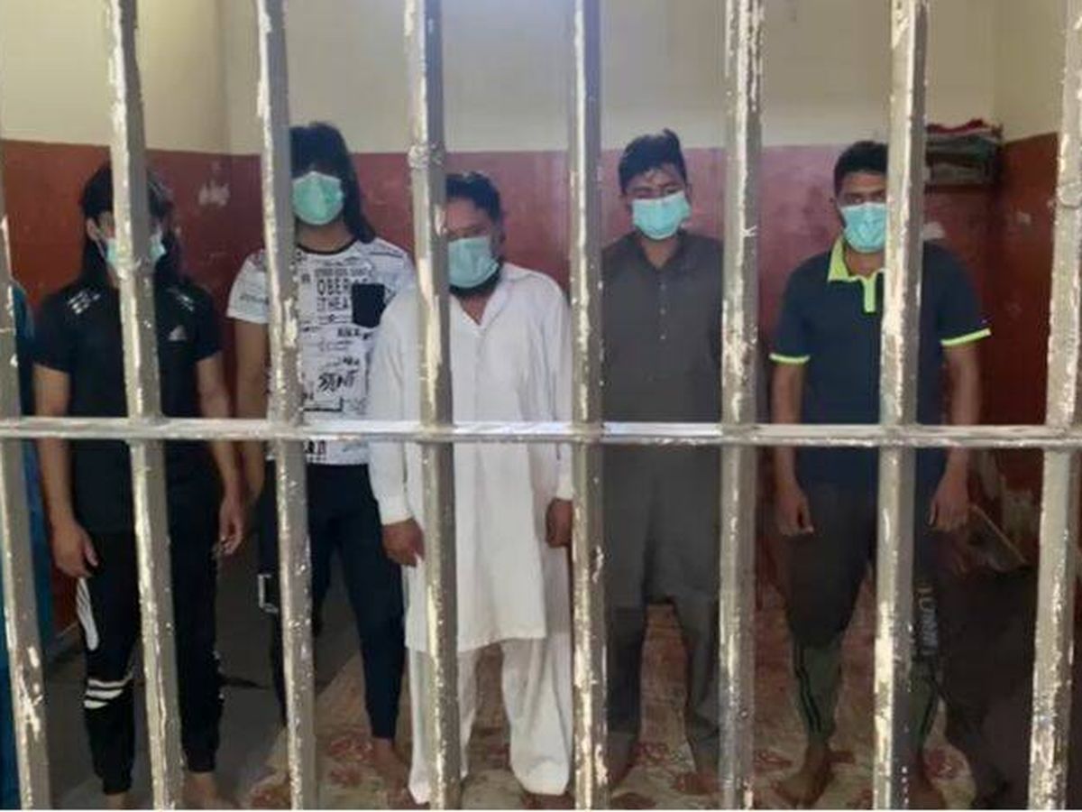 Foto: Los seis hombres arrestados por el crimen de las dos hermanas. (Policía de Punjab)