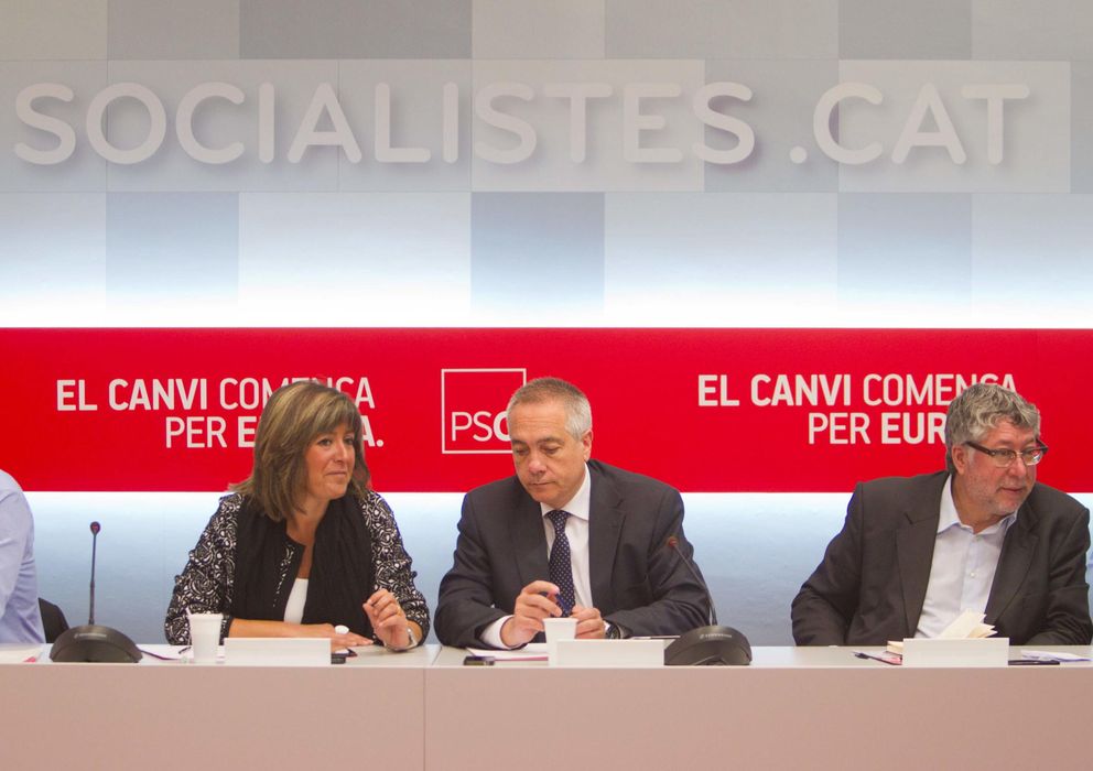 Foto: El primer secretario del PSC, Pere Navarro (c), junto a los dirigentes Núria Marín (i) y Antoni Balmón (d) (Efe)