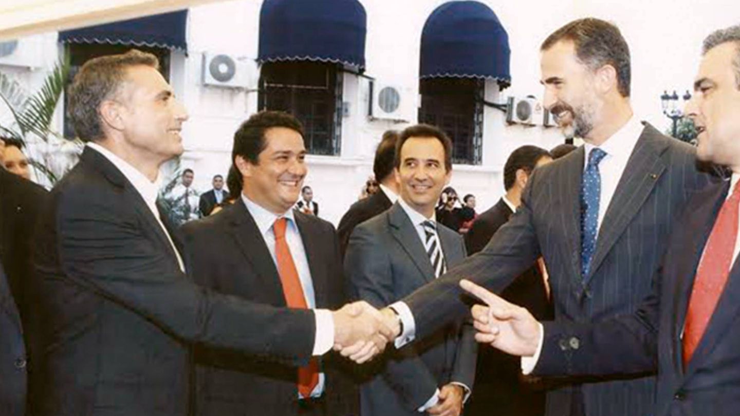 Martí Almenar (Pepe Canya) saluda al entonces príncipe Felipe en la inauguración del Centro Cultural de España en Panamá en 2014. (Ají by Canya)