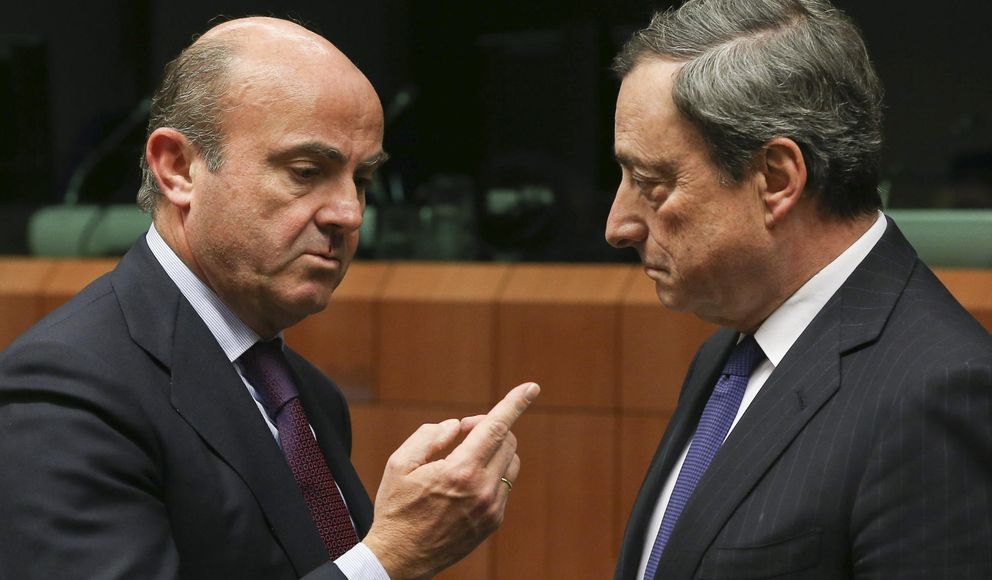El ministro Economía, Luis de Guindos y el presidente del BCE, Mario Draghi.
