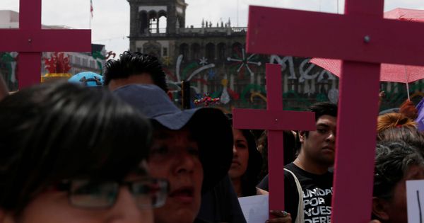 Foto: Manifestantes durante una marcha en homenaje a Mara Castilla, estudiante asesinada en Puebla. (Reuters)