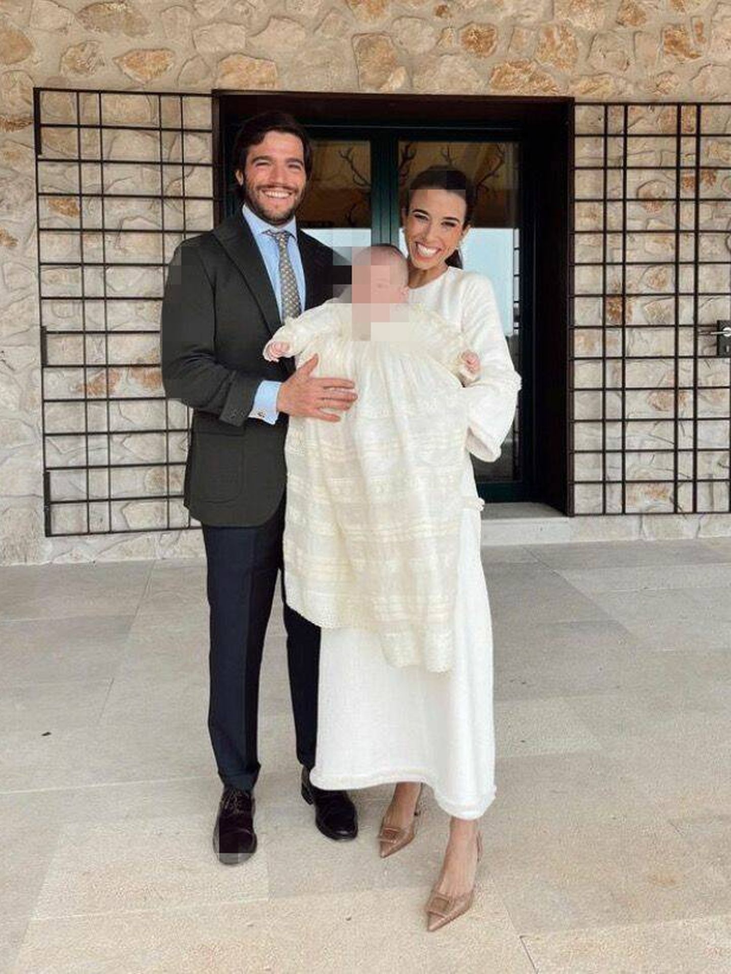 Javier Ibañez y Laura Corsini bautizan a su hijo Juan. (Instagram/@mrslauracorsini)