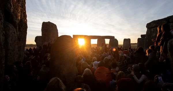 Foto: Anochecer en el solsticio de verano de Stonehenge. (EFE)