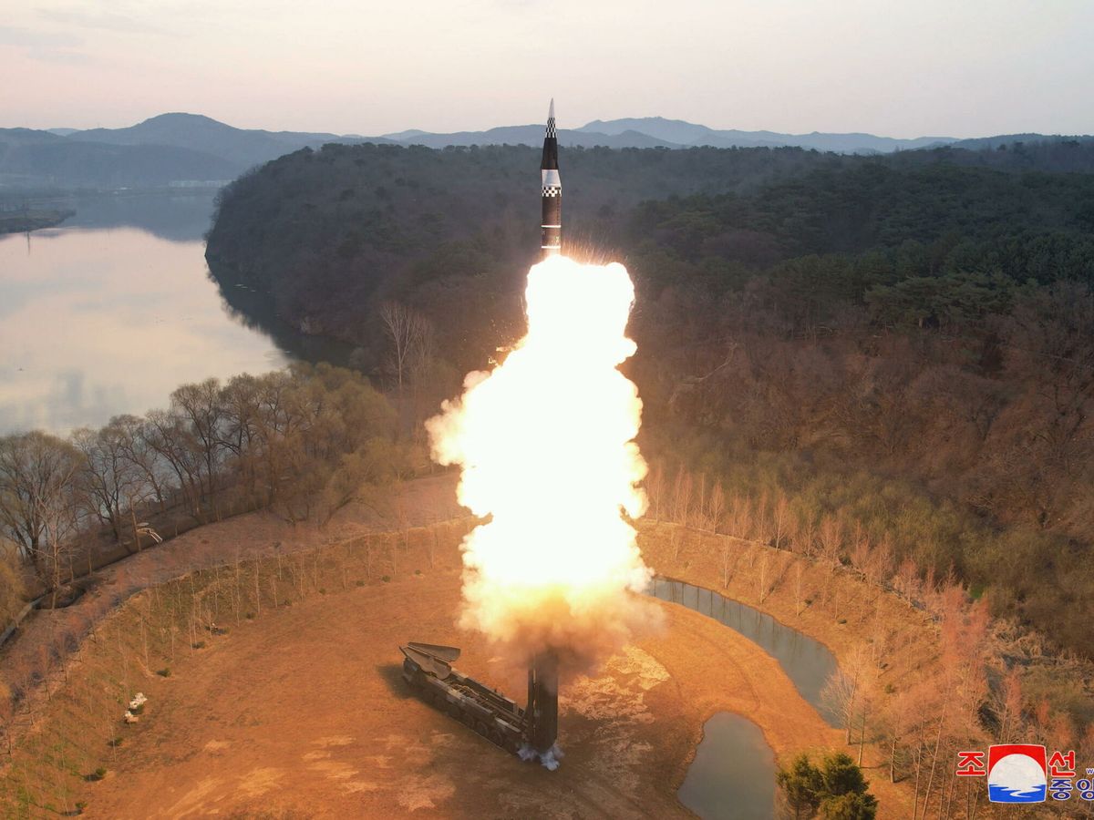 Foto: Corea del Norte realiza ensayos con un misil balístico. (EFE)