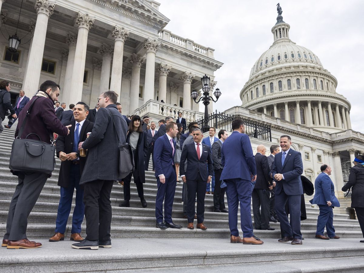 Foto: Los nuevos legisladores a la entrada del Capitolio. (EFE/EPA/Jim Lo Scalzo)