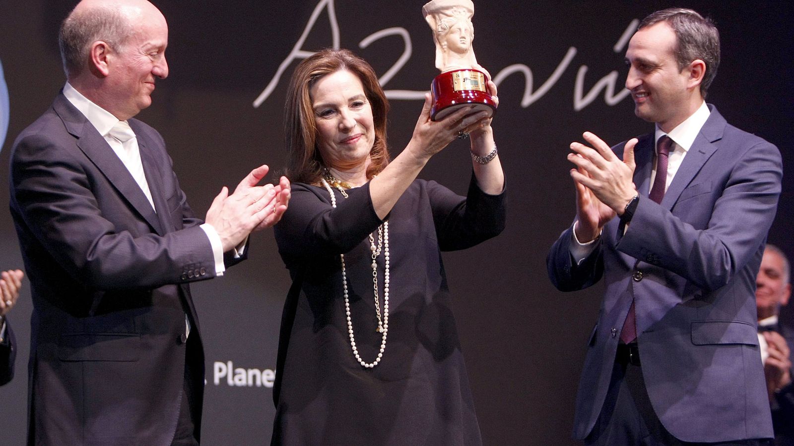 Foto: La escritora Reyes Calderón recibe el premio. (EFE)