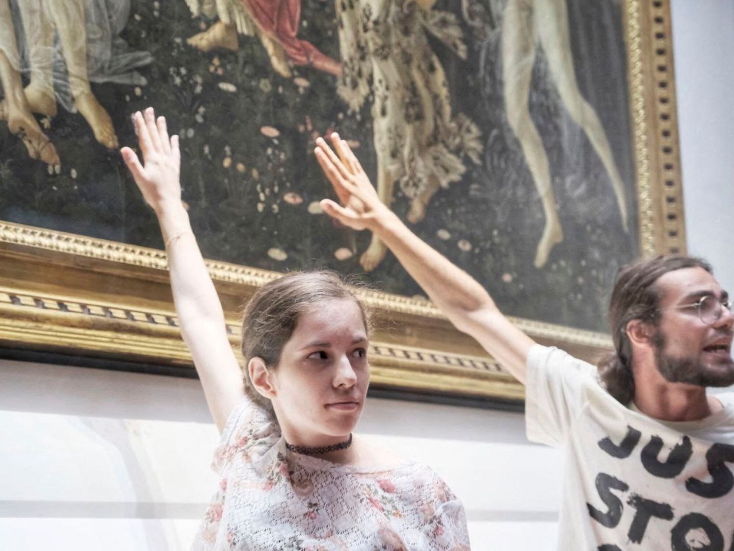 Dos activistas de 'Última Generazione' delante del cuadro de 'La Primavera' de Botticelli este verano. (Reuters)