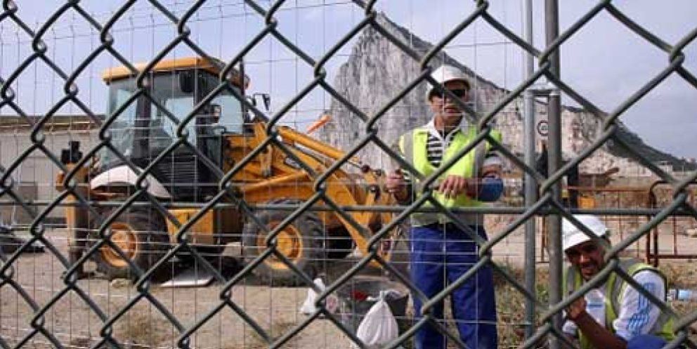 Foto: Gibraltar refuerza la seguridad en la frontera colocando una segunda valla