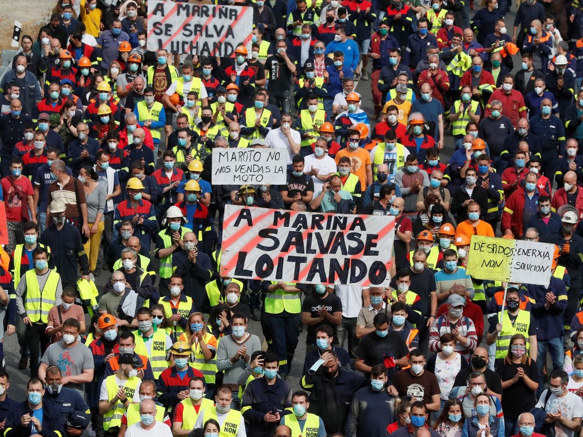 Foto: Manifestación de los trabajadores de la fábrica de Alcoa en San Cibrao, Lugo, como protesta por el despido de más 530 empleados. (EFE)