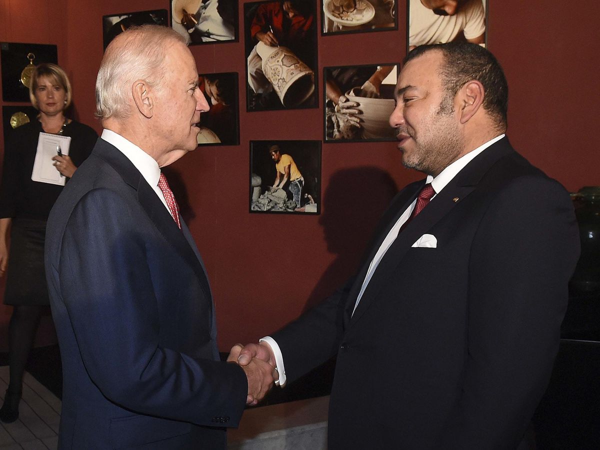 Foto: El presidente de Estados Unidos, Joe Biden, saluda al rey de Marruecos, Mohammed VI, en el Palacio Real de Fez, en 2014, cuando el primero era vicepresidente. (Reuters)