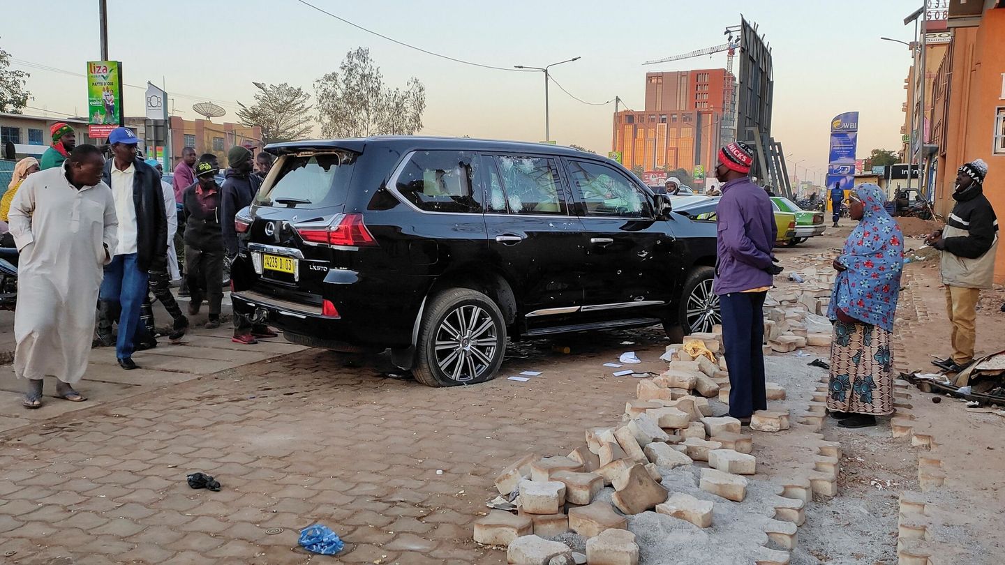 Uno de los coches acribillados frente a la residencia presidencial. (Reuters)