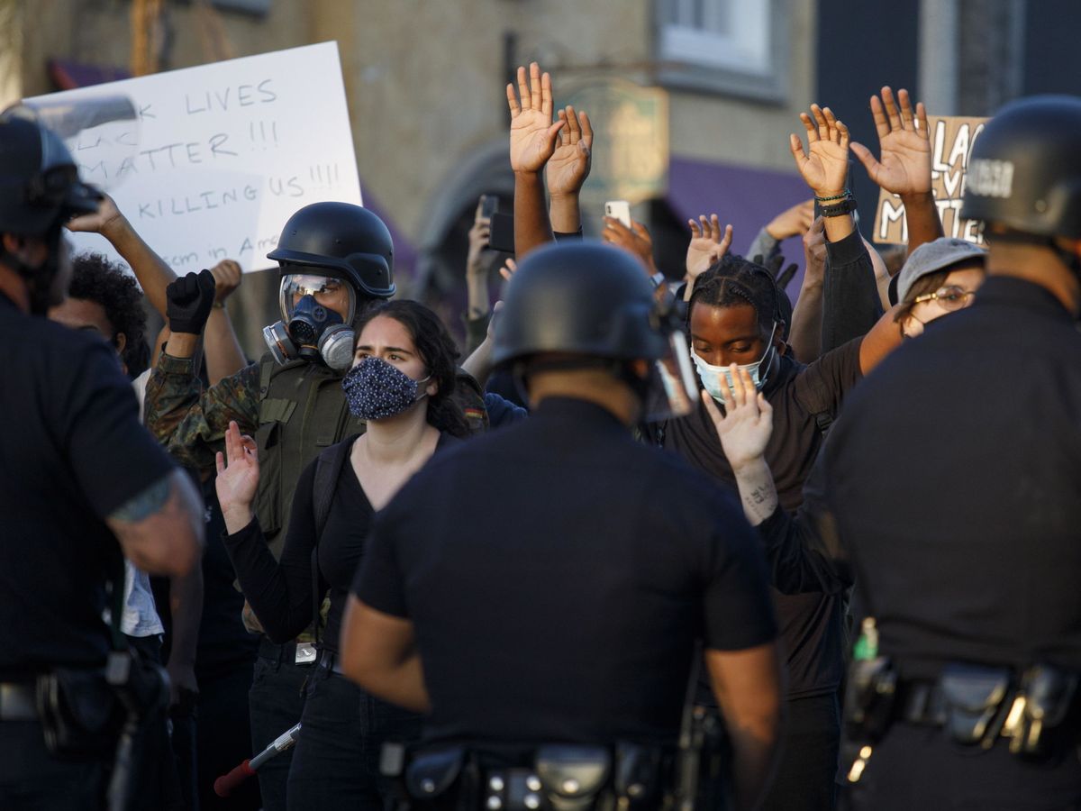 Foto: Manifestantes y Policía frente a frente en las protestas por la muerte de George Floyd en Los Ángeles. (EFE)