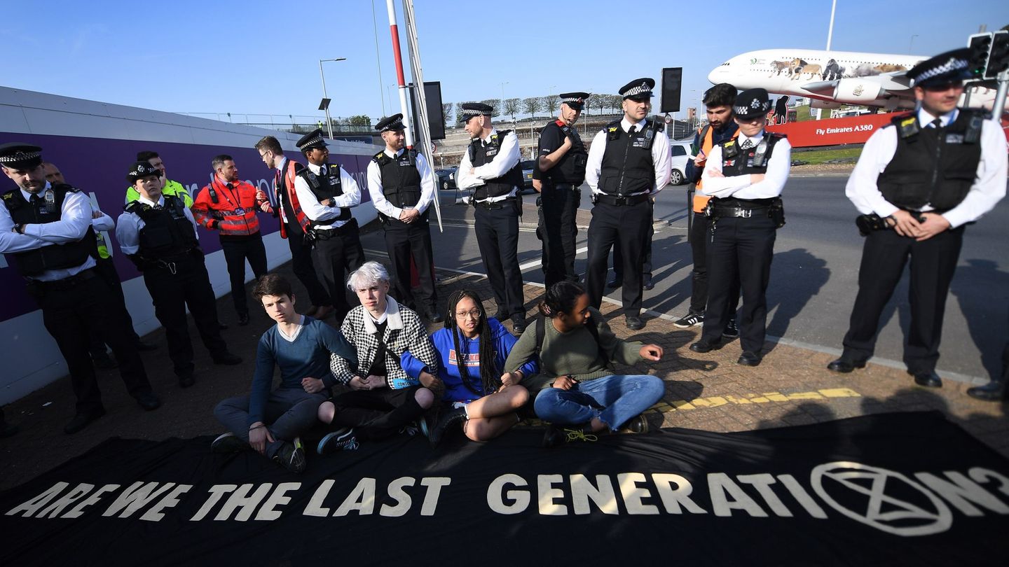 Manifestantes, en una protesta ante el aeropuerto de Heathrow en Londres. (EFE)